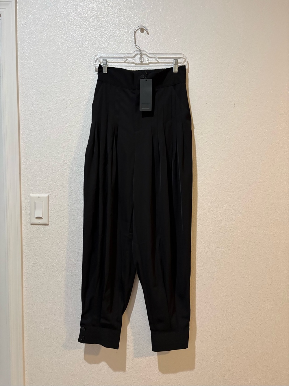 NWT KOSMIOS LARGE Women's Black Pleated Jogger Pants